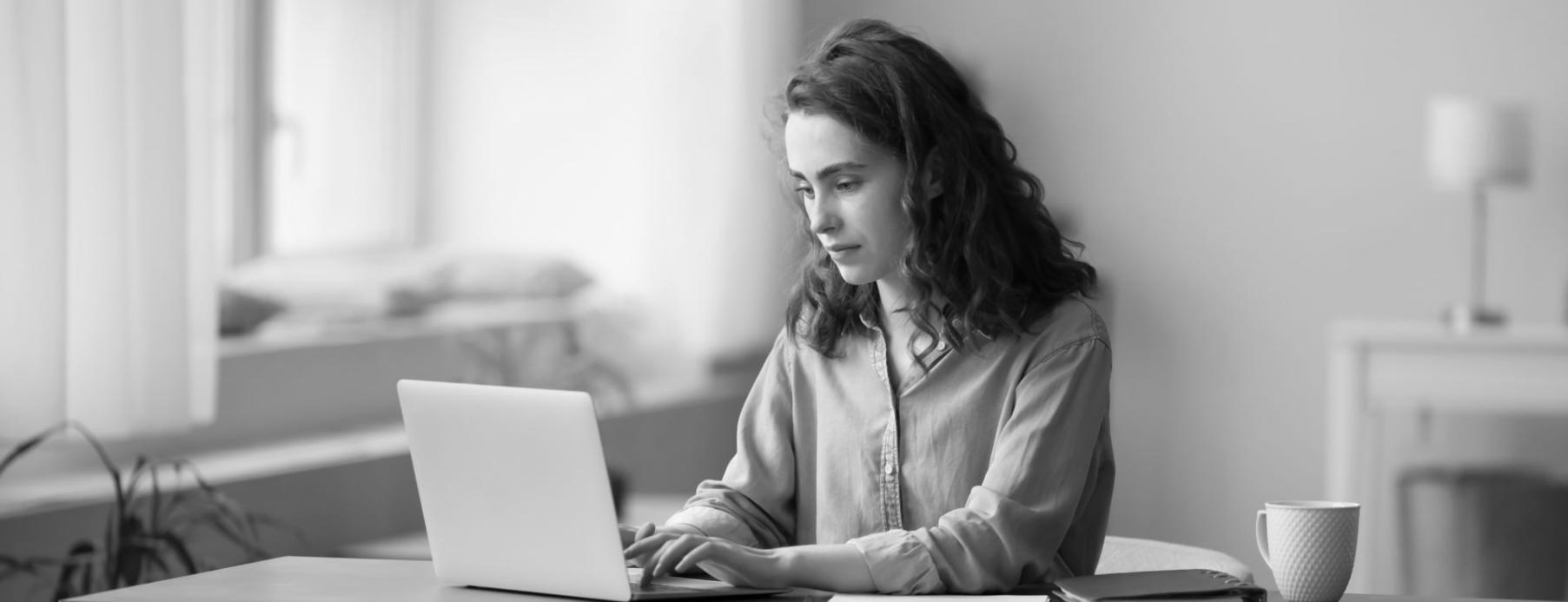 Teilnehmende beim gemeinsamen Arbeiten an einem kreativen Videoprojekt