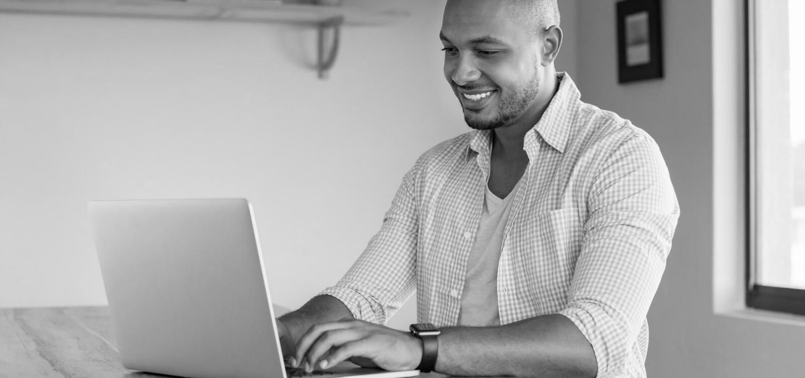 Professioneller Videobearbeitungsworkspace mit modernen Schnittwerkzeugen