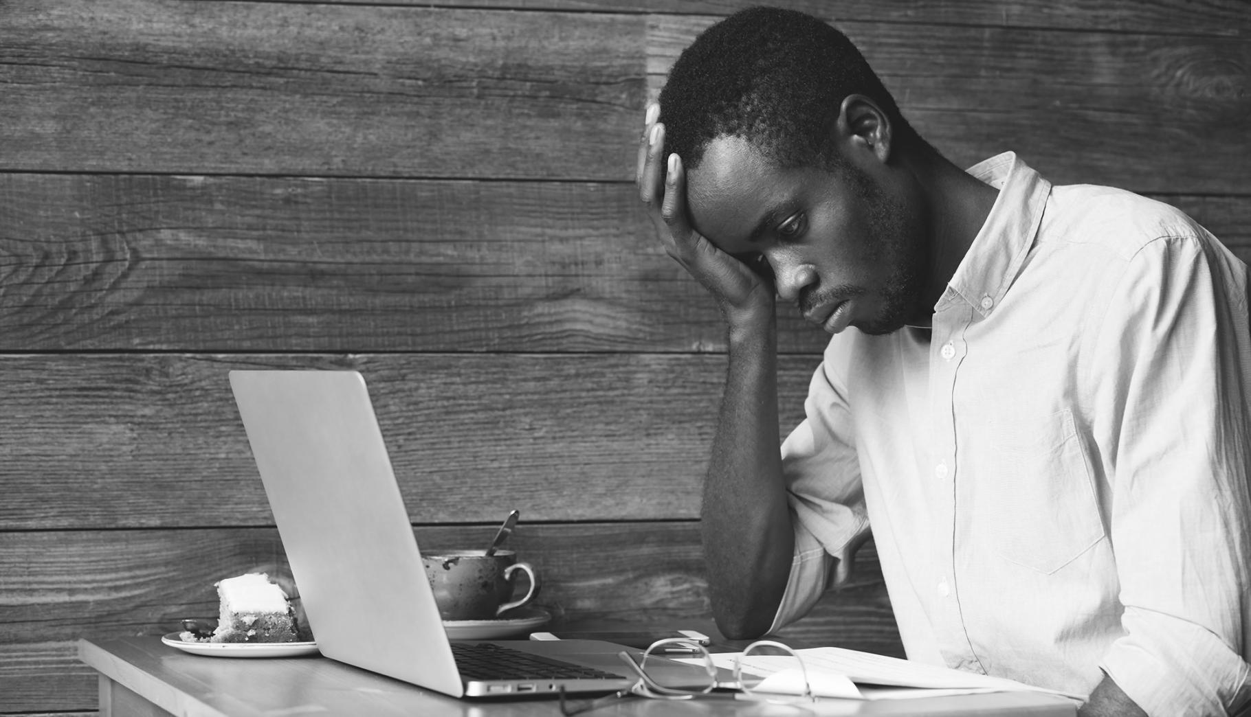 Kreative Teamarbeit an einem Videobearbeitungsprojekt mit mehreren Bildschirmen