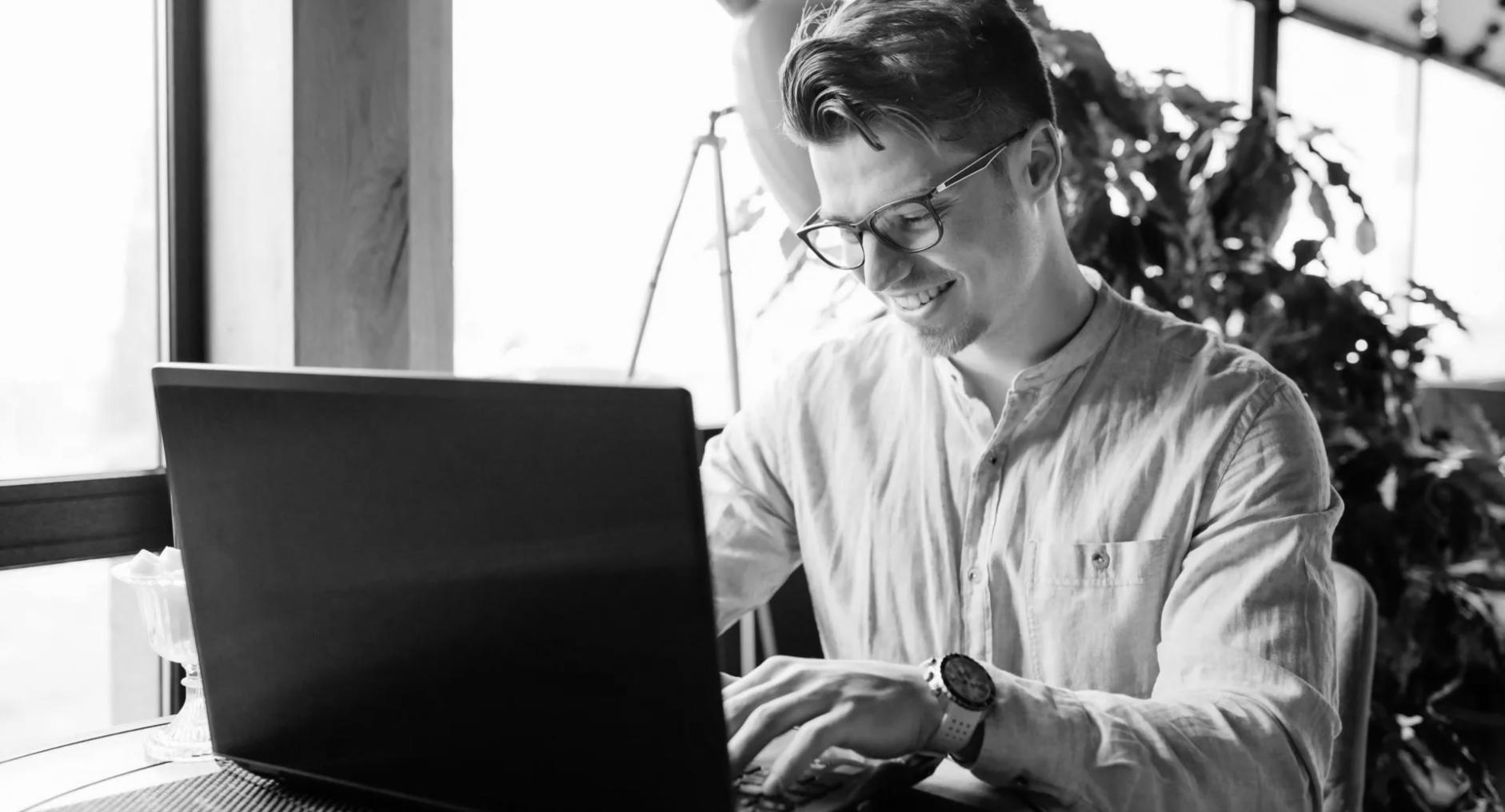 Modernes Videoschnittstudio mit professioneller Ausrüstung und kreativer Arbeitsumgebung